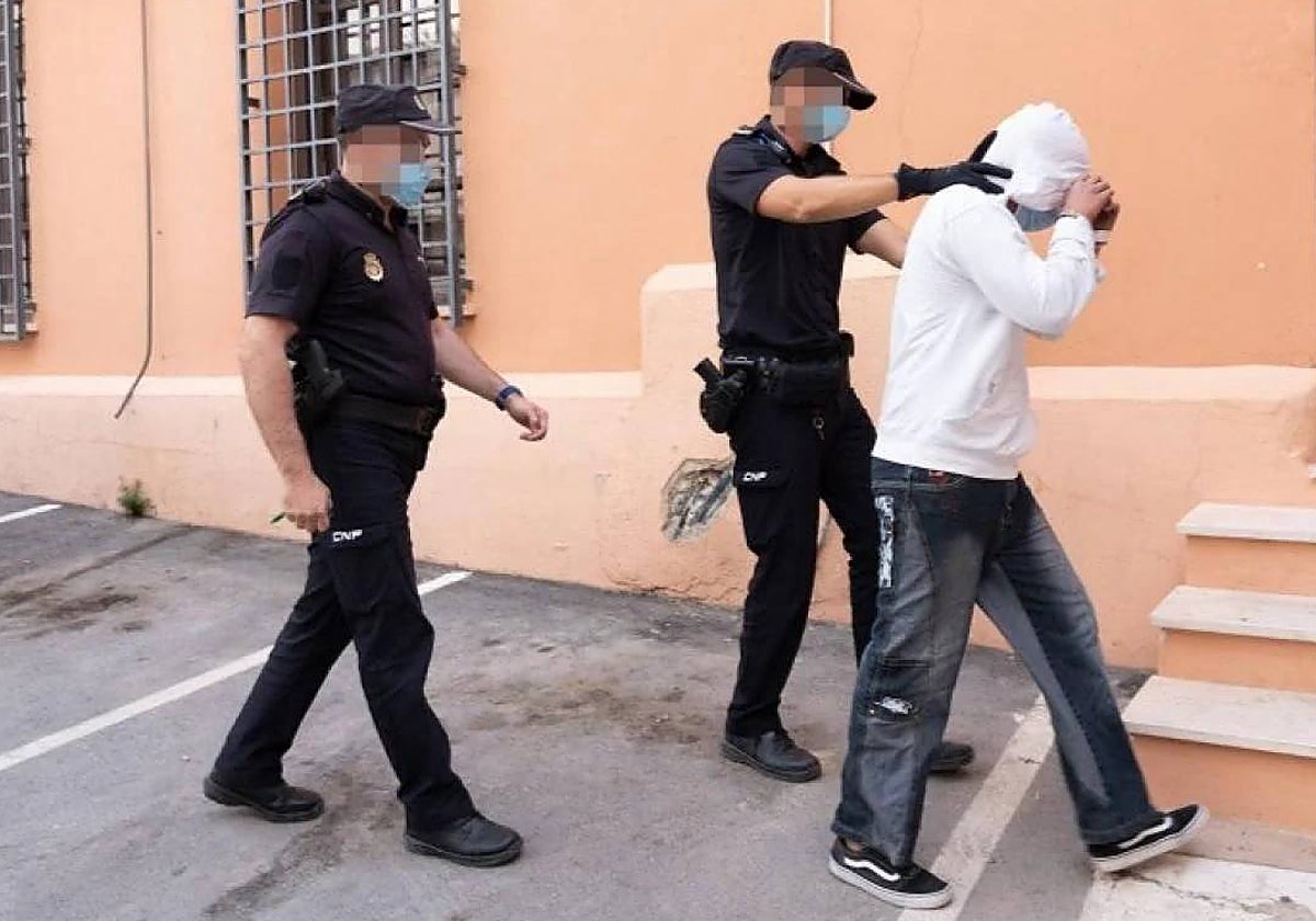 Agentes de la Policía Nacional trasladan al presunto responsable de la muerte de Manuela Romero, tras su arresto, en 2021.