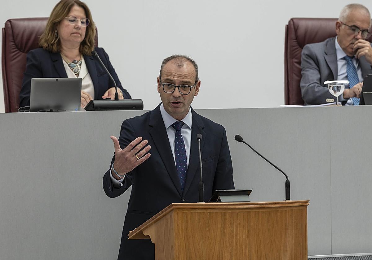 El consejero de Educación, Víctor Marín, durante su comparecencia este miércoles en la Asamblea.