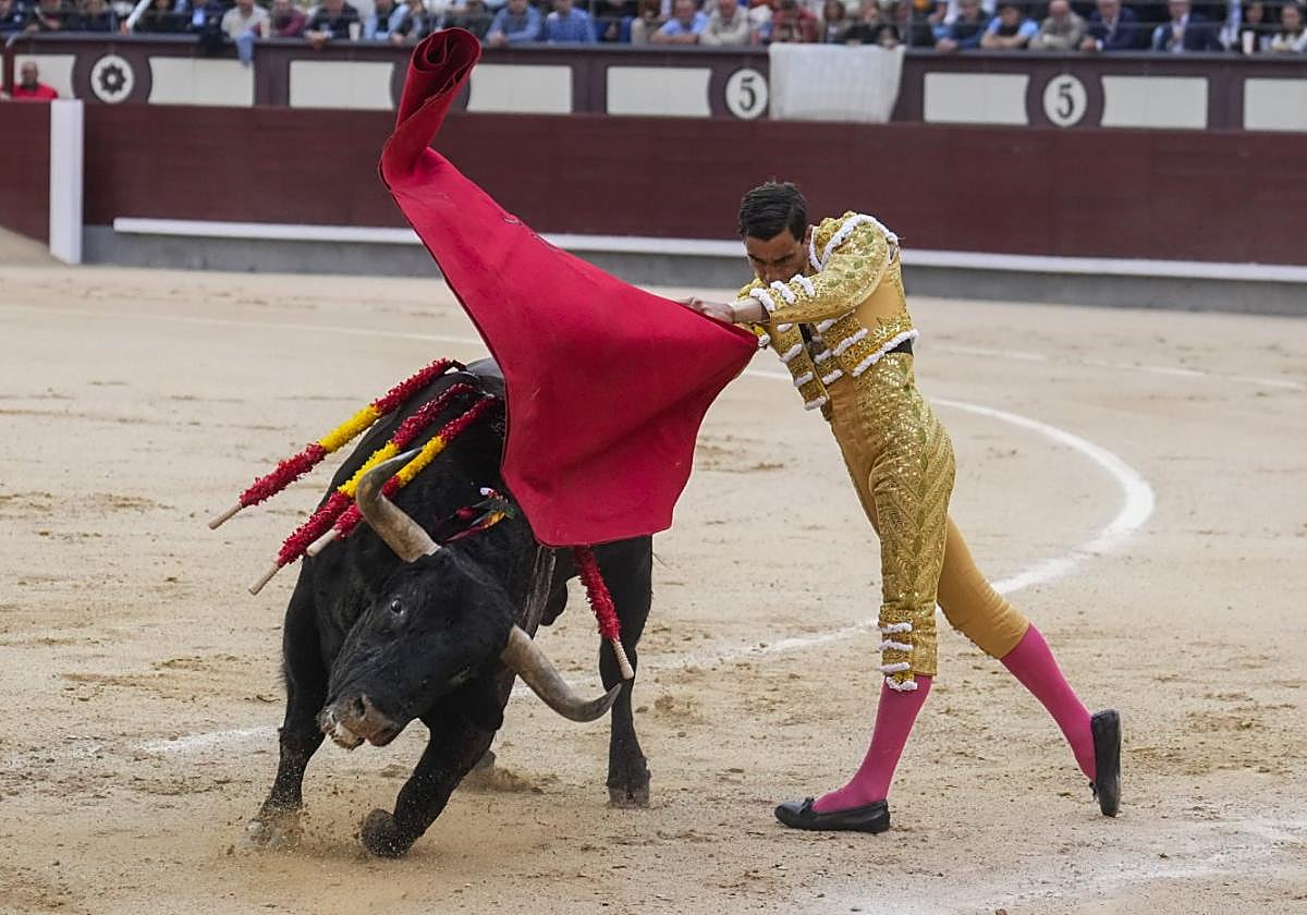 Ureña en plena faena en Las Ventas en su primero.