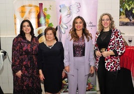 Silvia Domene, María Dolores Ortega, Nazaret Navarro y Silvia Guillén, presidenta de la Federación de Peñas de San Isidro Labrador de Yecla.