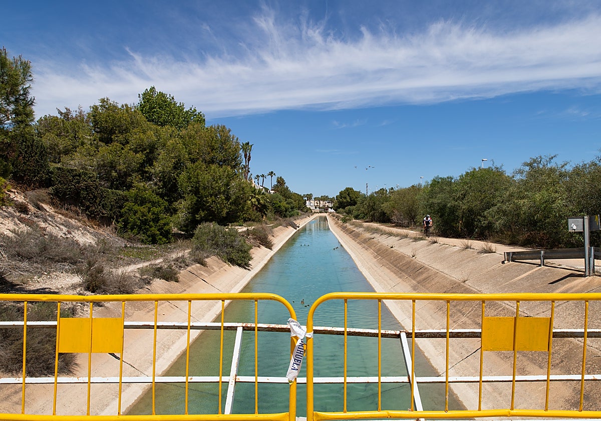 Canal del postrasvase a su paso por el municipio alicantino de Orihuela.