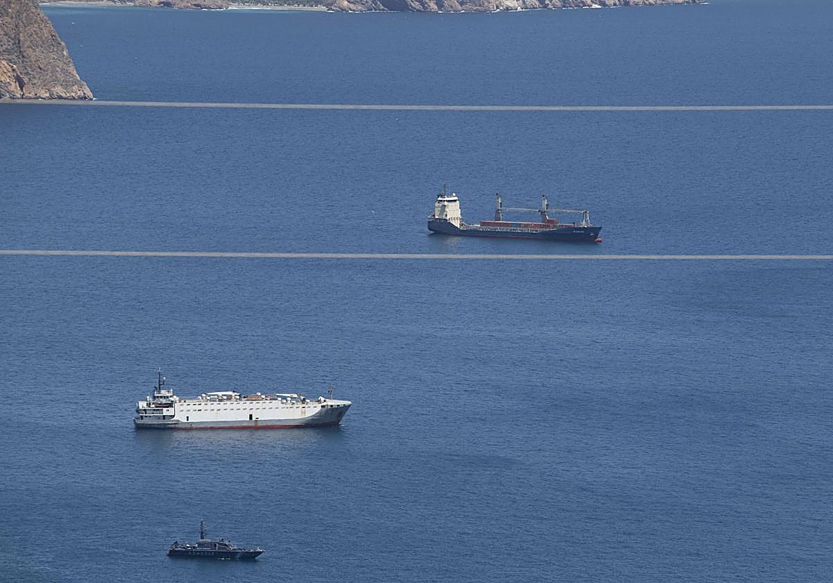 El 'Borkum', al fondo, este jueves fondeado en Cabo Tiñoso.