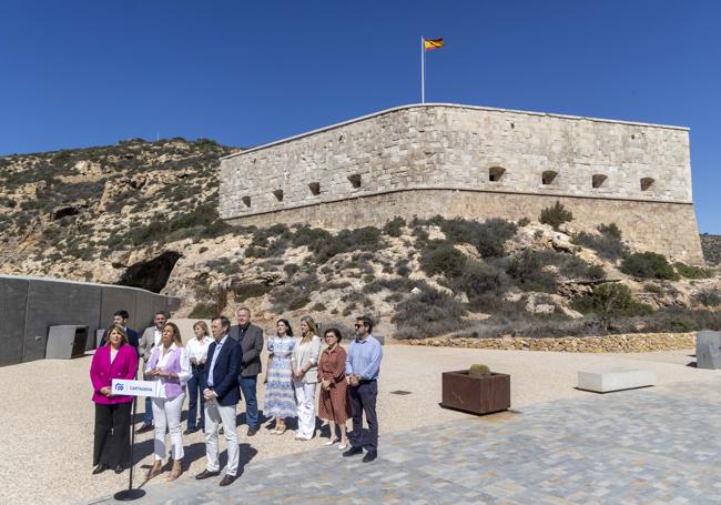 Los diputados nacionales junto a la alcaldesa, Noelia Arroyo, frente al Fuerte de Navidad.