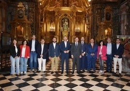 El alcalde de Caravaca, José Francisco García (en el centro) posa junto a los representantes de las ciudades teresianas en el interior de la iglesia de San José.