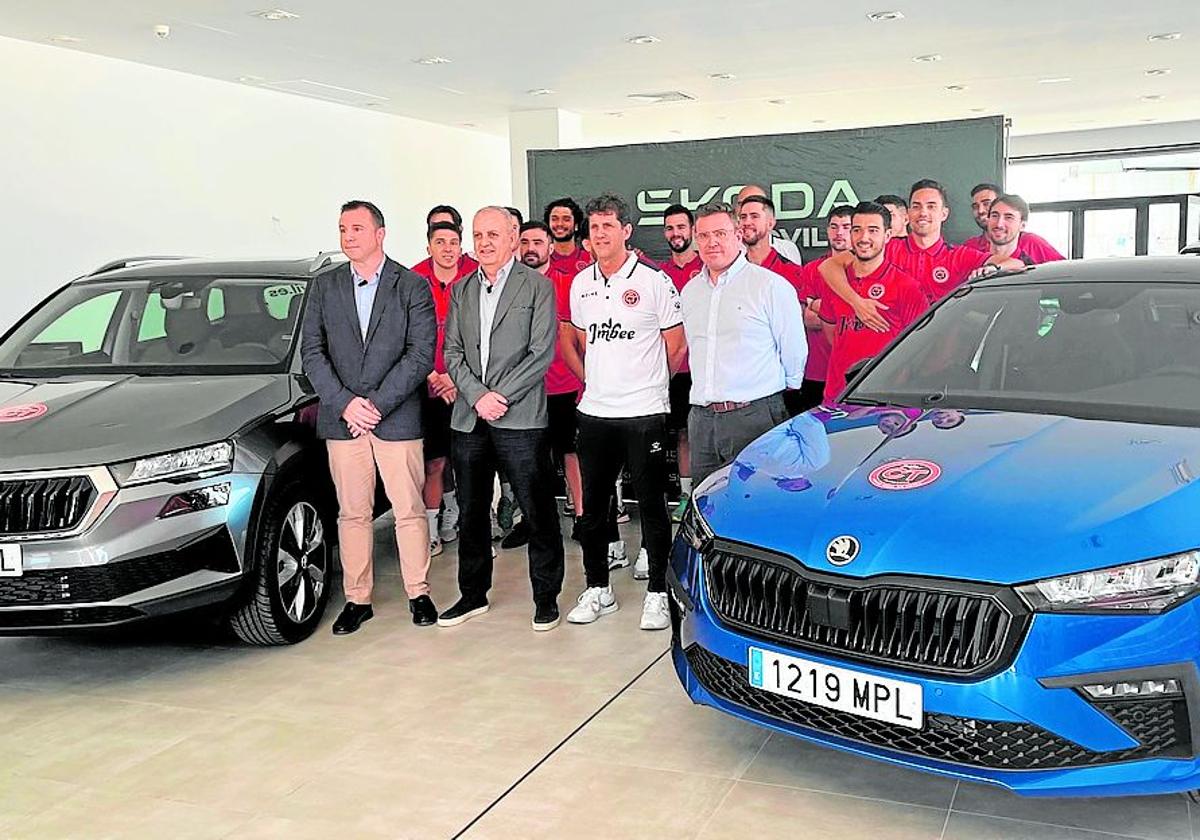 Fernando Chacón (Skomovil) y Ginés Huertas (Grupo Huertas), junto a Roberto Sánchez, Duda y la plantilla del equipo.