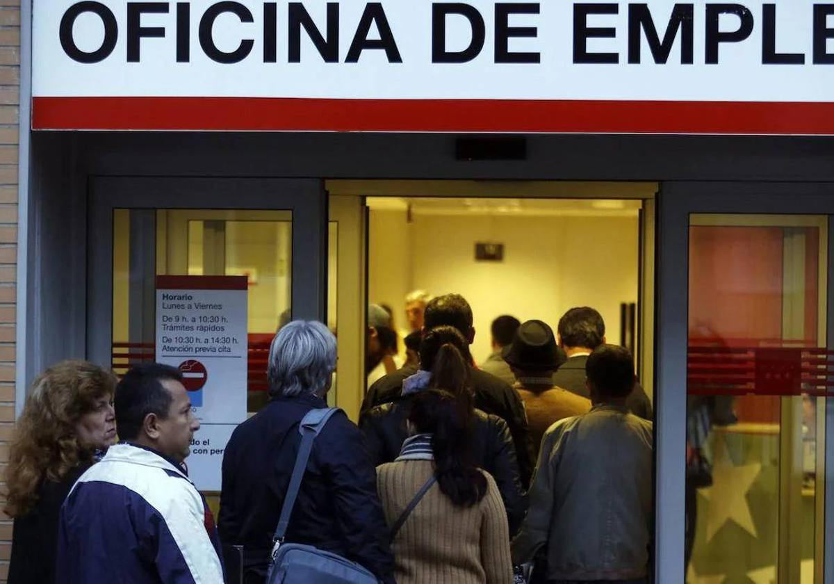 Imagen de archivo de la cola en una oficina de empleo del SEPE.