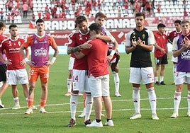 Pedro León abraza a un chaval, en el momento en el que la plantilla se acercaba a la grada para agradecer el apoyo.
