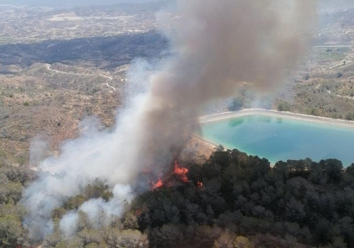 Columna de humo procedente del incendio del monte Miravete, este sábado.