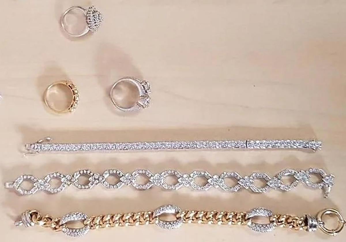 Unas pulseras de plata.