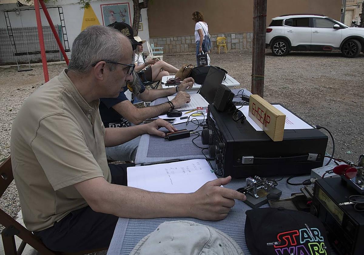 Joaquín Guerrero y Juan Carlos Riveiro, en el puesto de radiotelegrafía para transmitir en morse instalado ayer en Cabo de Palos.