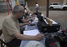 Joaquín Guerrero y Juan Carlos Riveiro, en el puesto de radiotelegrafía para transmitir en morse instalado ayer en Cabo de Palos.