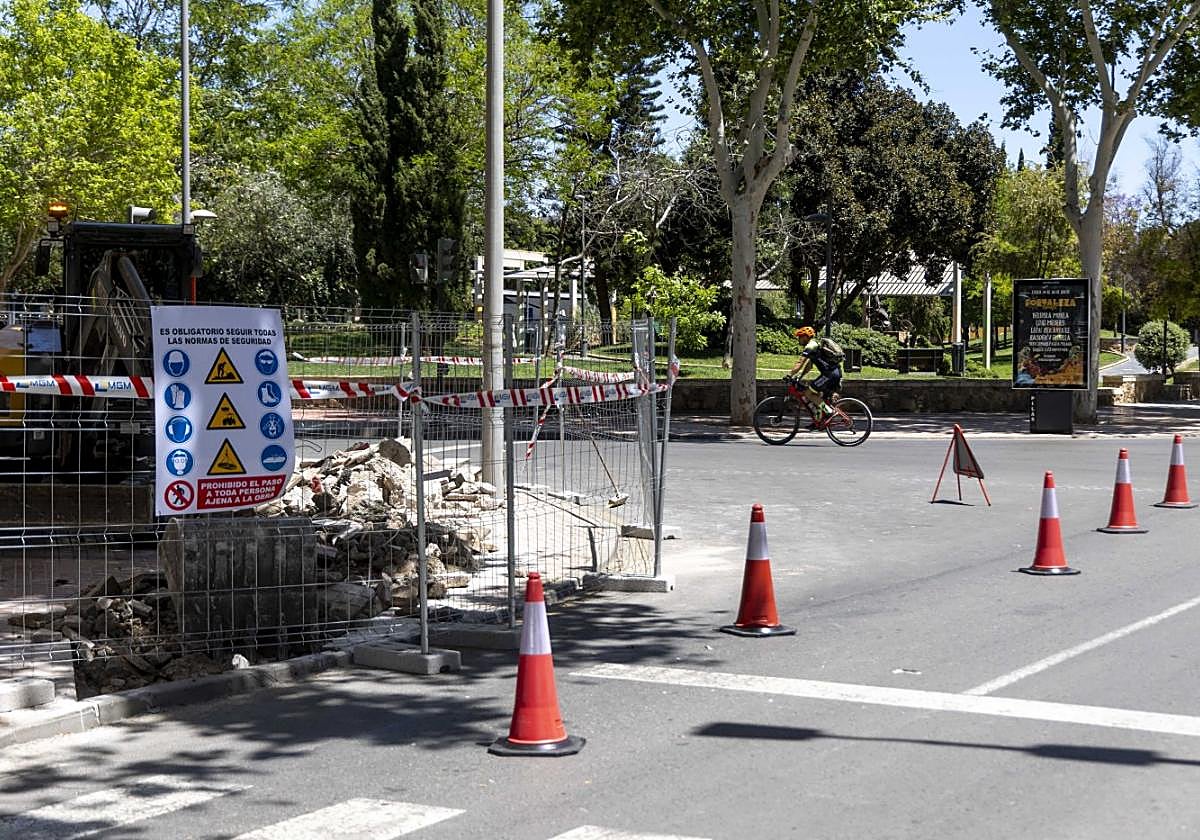 Obras de construcción de un carril bici en Juan Fernández.