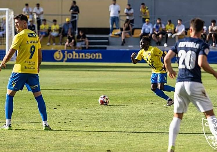 Alu conduce el balón desde la retaguardia frente al Badalona.