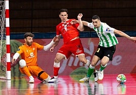 Pablo Ramírez pugna con Piqueras, jugador murciano del Betis y autor de dos goles en la final.