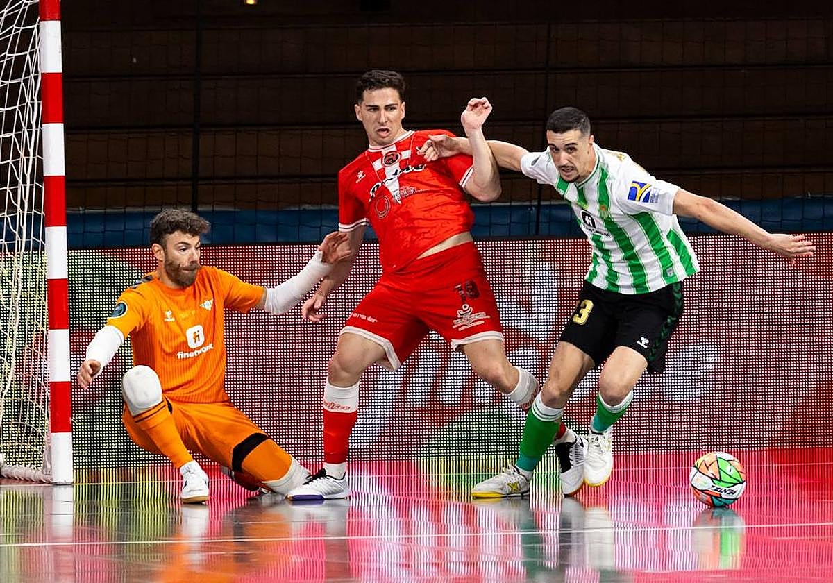 Pablo Ramírez pugna con Piqueras, jugador murciano del Betis y autor de dos goles en la final.