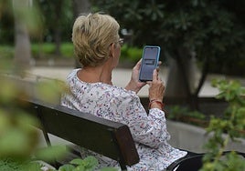 Una mujer consulta su móvil, en una foto de archivo.