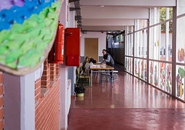 Clases en el pasillo del colegio Los Dolses en una imagen de archivo.