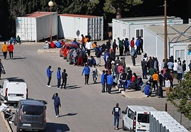 Inmigrantes en el campamento ubicado junto al antiguo hospital Naval de Cartagena, en una imagen de archivo.
