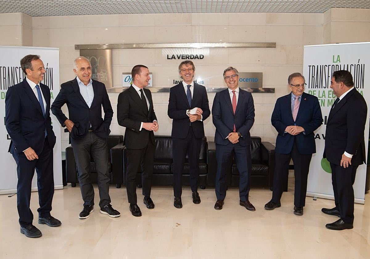 t De izq. a dcha., Javier López Gil, Javier López Cerrón, Gerardo Yagüe, Luis Alberto Marín, Enrique Egea, Tomás Fuertes y José María Martínez, en el hall de LA VERDAD, el pasado miércoles.