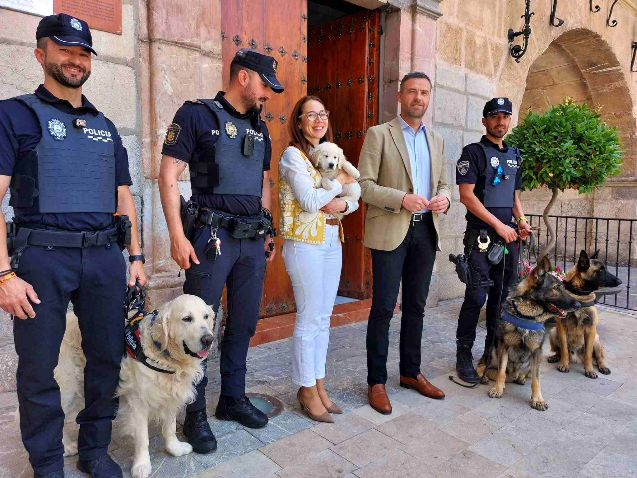 El alcalde, José Francisco García, junto al comisario y las nuevas incorporaciones para la Unidad Canina de la Policía Local.