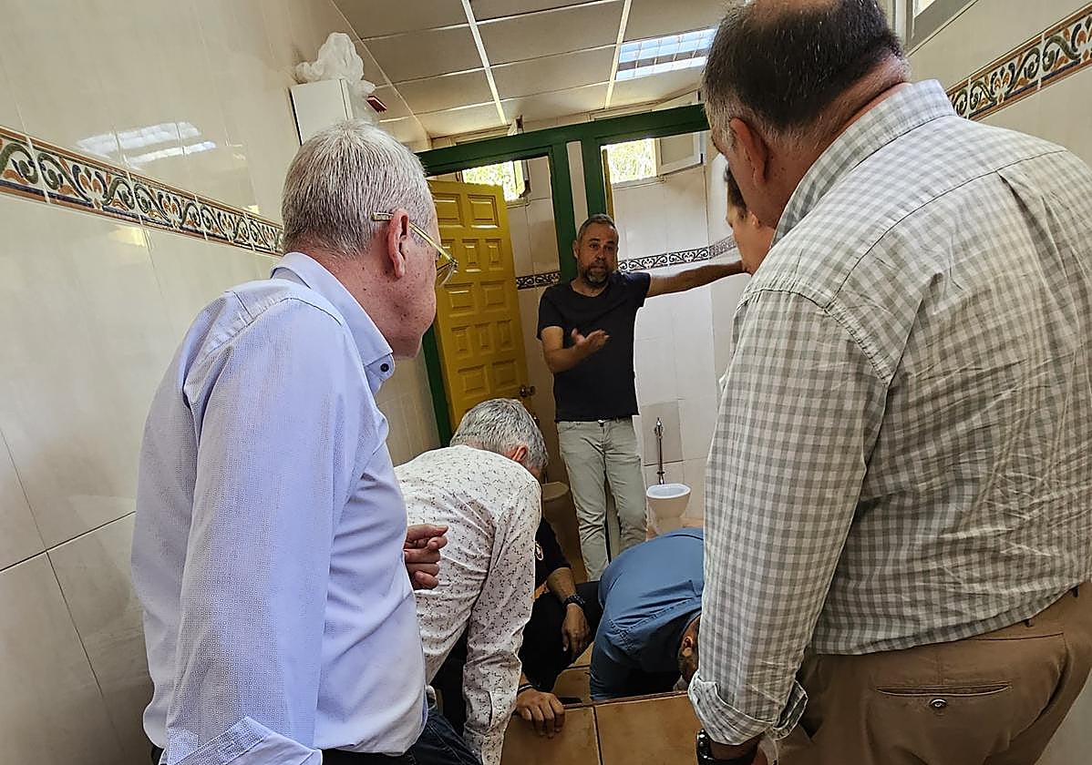 Los concejales y el alcalde inspeccionan los efectos del derrame de combustible.