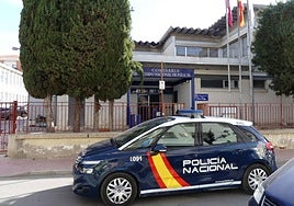 Un coche patrulla en la puerta de la comisaría de Policía Nacional de Molina.