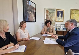 La alcaldesa, María Ángeles Túnez, durante la firma del convenio.