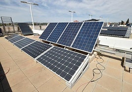 Placas solares en la terraza de un edificio en Murcia.