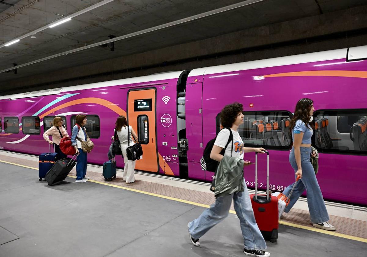 Cuatro viajeras suben al tren Avlo de Renfe en la estación del Carmen con destino a Madrid y Valladolid.