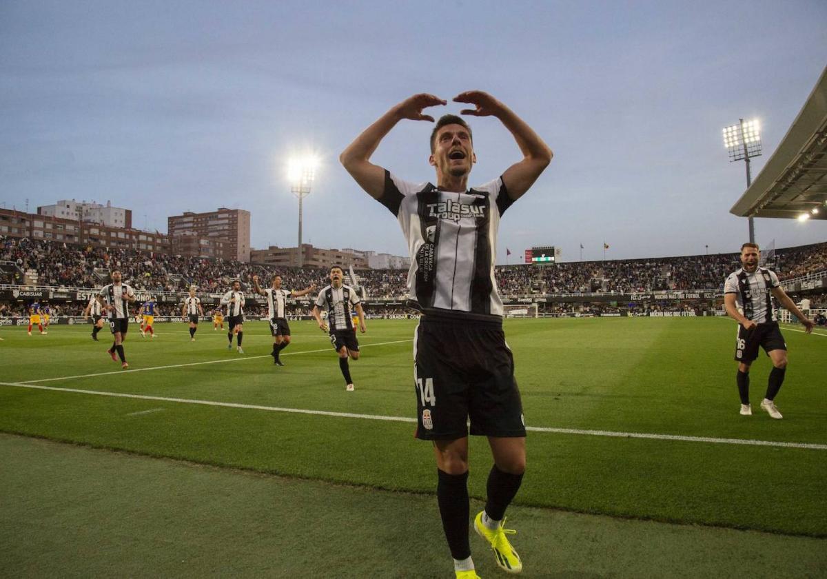 José Fontán celebra con la afición albinegra el gol que le dio la victoria al Cartagena contra el Andorra (1-0).