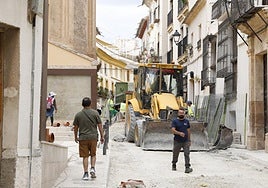 Obras para mejorar la accesibilidad en la calle Villaescusa, ayer.