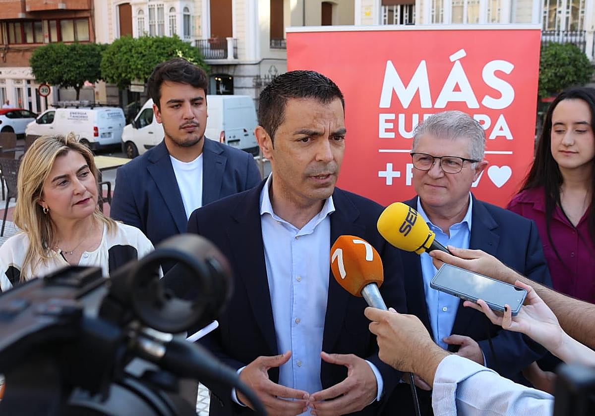 Marco Ros atiende a los medios, este martes en Murcia.