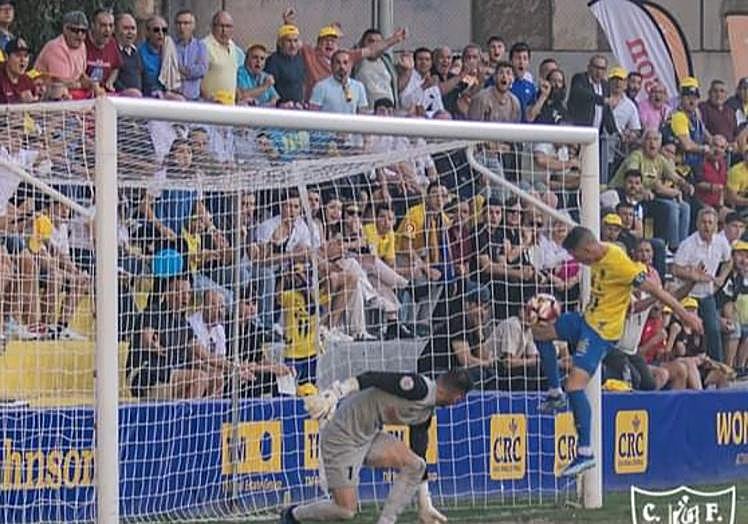 Callejón con la rodilla marca con astucia el gol al Badalona en Los Arcos.