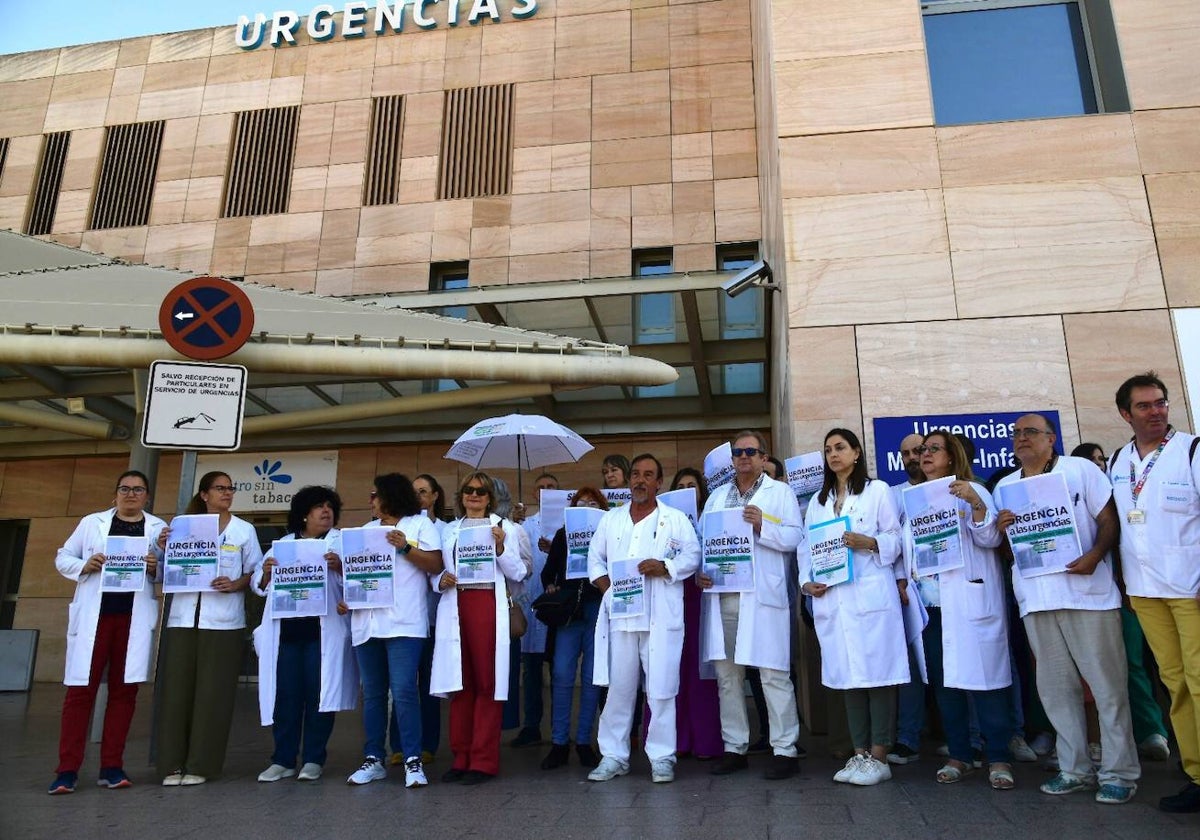 Los médicos de Urgencias, con pancartas, en el hospital Santa Lucía.