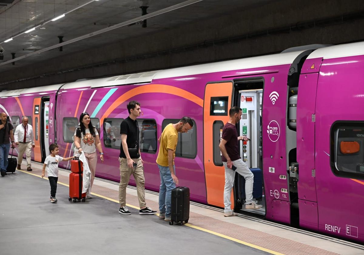 Pasajeros suben a uno de los nuevos trenes Avlo, este martes.