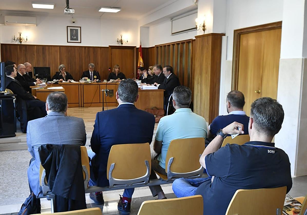 Los acusados en esta trama, este martes, en una vista celebrada ante la Audiencia para aplazar la celebración del juicio.