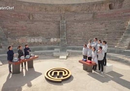 Los jueces de Masterchef -Pepe Rodríguez, Samantha Vallejo-Nájera y Jordi Cruz- juntos a los aspirantes en el Teatro Romano de Cartagena.