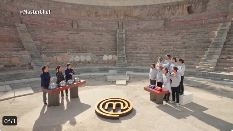 Los jueces de Masterchef -Pepe Rodríguez, Samantha Vallejo-Nájera y Jordi Cruz- juntos a los aspirantes en el Teatro Romano de Cartagena.