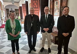 Lorca Planes junto a la presidenta del Coro de Damas de la Amargura, el presidente del Paso Blanco y el consiliario de la capilla del Rosario.
