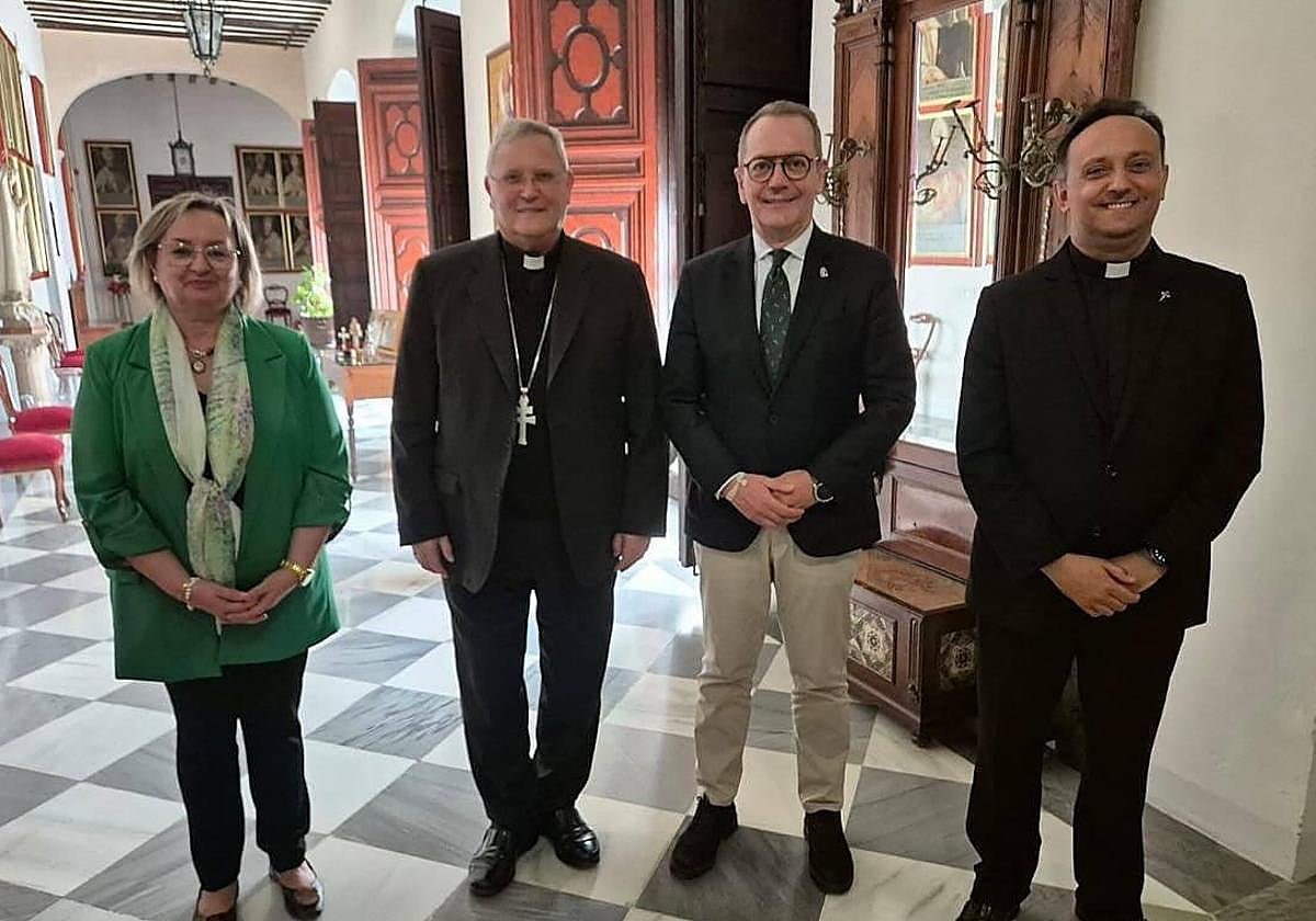 Lorca Planes junto a la presidenta del Coro de Damas de la Amargura, el presidente del Paso Blanco y el consiliario de la capilla del Rosario.