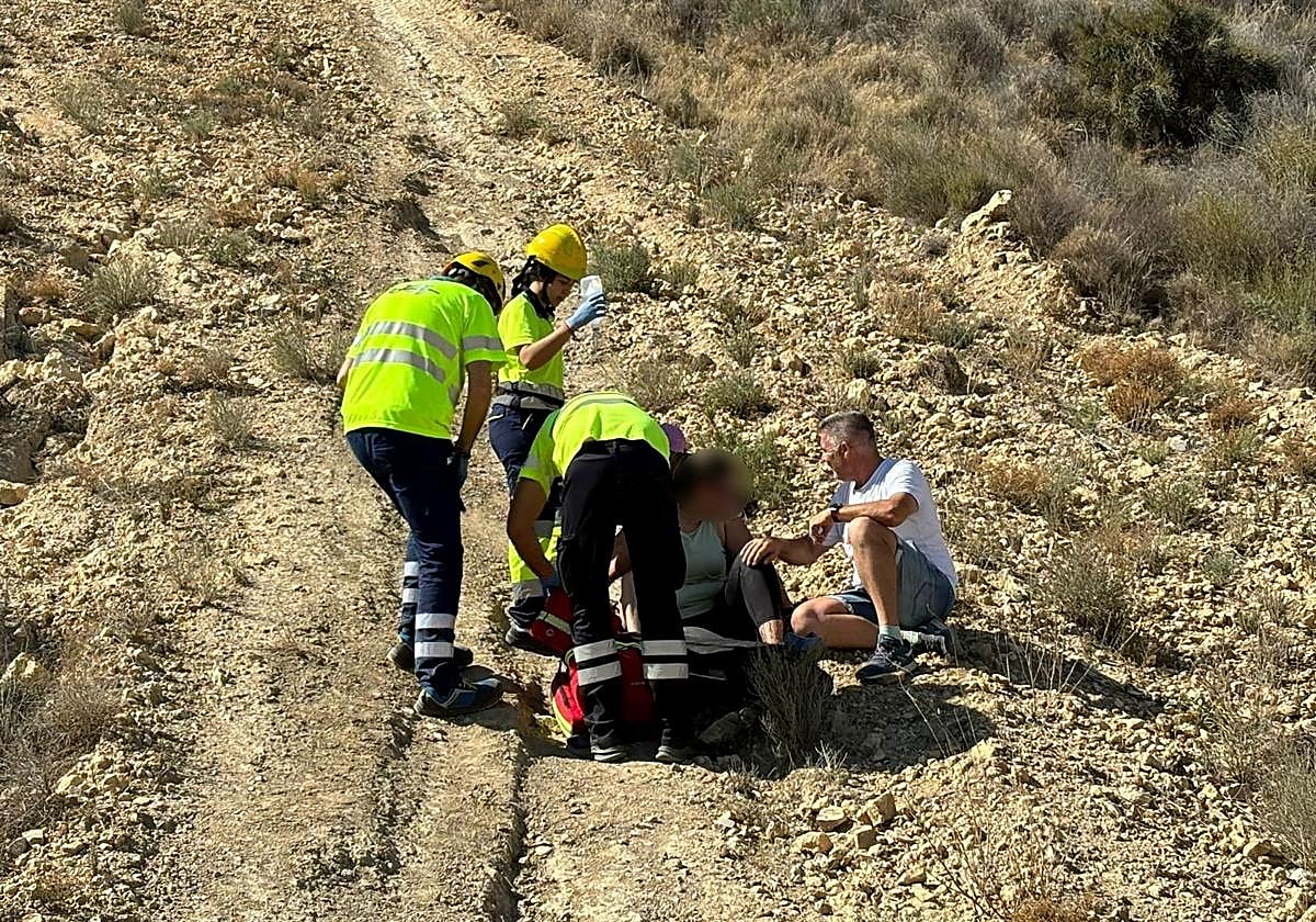 Sanitarios atienden a la mujer herida en el lugar del suceso.