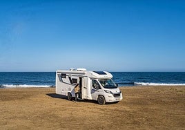 Los participantes, que dormirán en autocaravanas, podrán desconectar con un libro en la orilla.