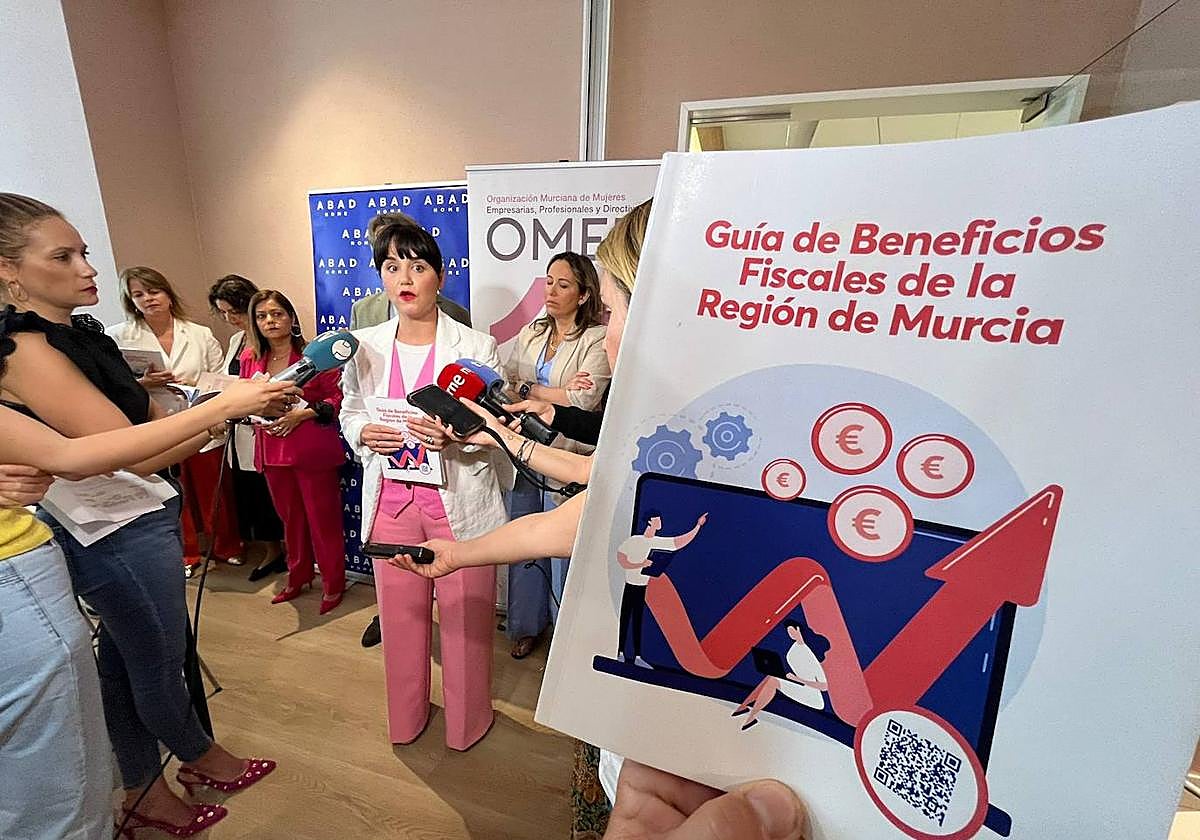 Presentación de una guía con los beneficios fiscales de la Región de Murcia.