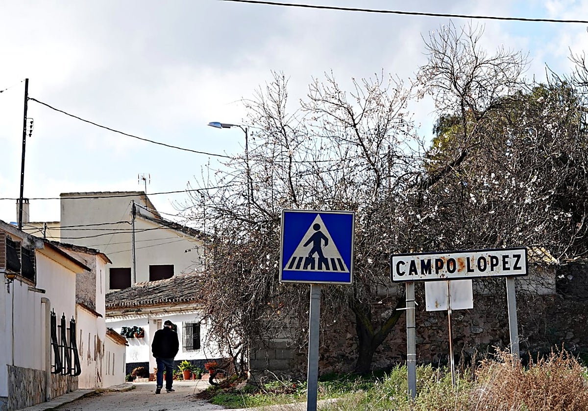 Un anciano camina por la pedanía de Campo López, una de las afectadas por la despoblación.