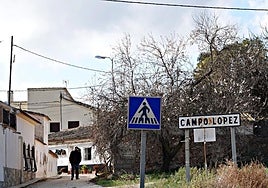 Un anciano camina por la pedanía de Campo López, una de las afectadas por la despoblación.