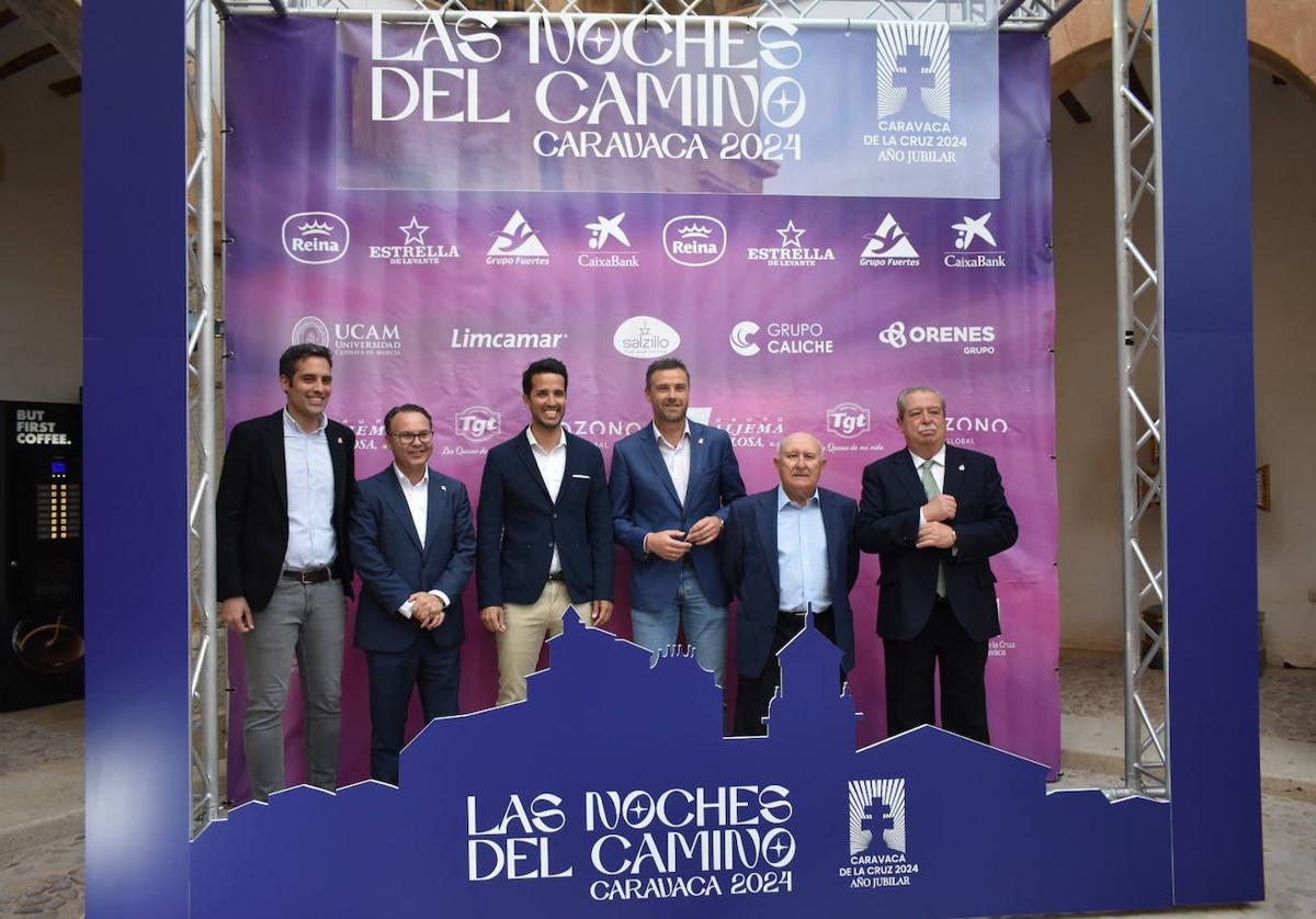 José Santiago Villa, concejal de Turismo; Javier Aznar, de Fundación La Caixa; Patricio Sánchez, director general de Promoción Turística; José Francisco García, alcalde de Caravaca de la Cruz; Jesús Sánchez, de Aljema; Luis Melgarejo, cofradía de la Vera Cruz.