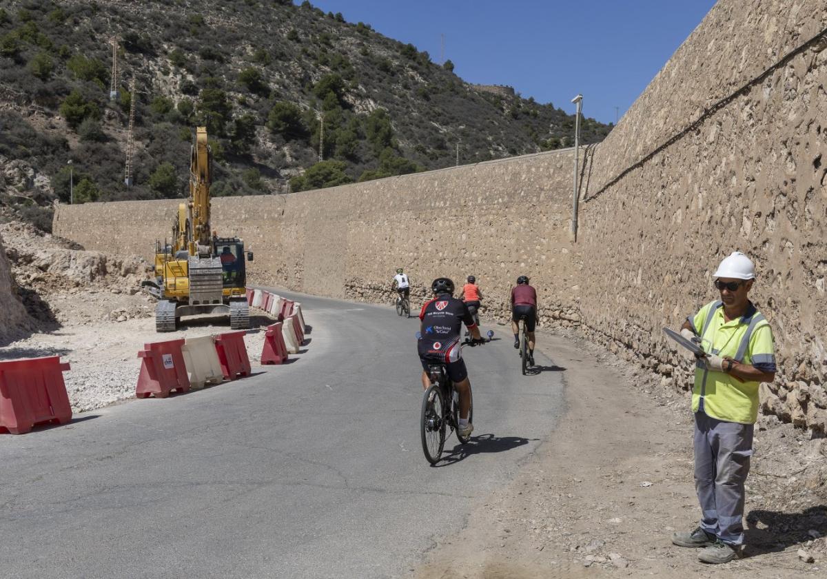 El arreglo del vial del faro de Navidad de Cartagena se centra en quitar las dos principales curvas