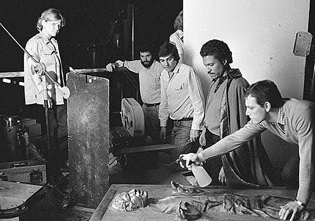 Madelyn Most junto a la escultura de carbonita de Han Solo durante el rodaje de 'Star Wars: El imperio contraataca'.