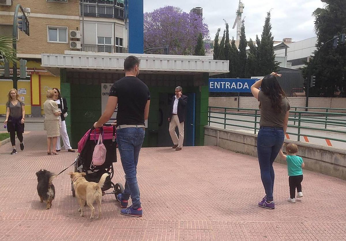 Una pareja camina con su bebé en una imagen de archivo.