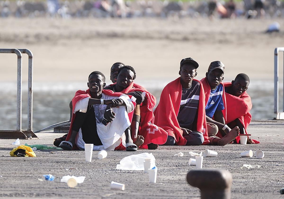 Inmigrantes rescatados de una patera, en una foto de archivo.